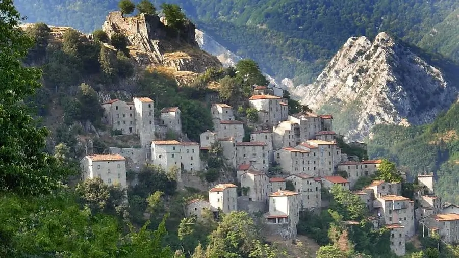 view through wall in lucchio