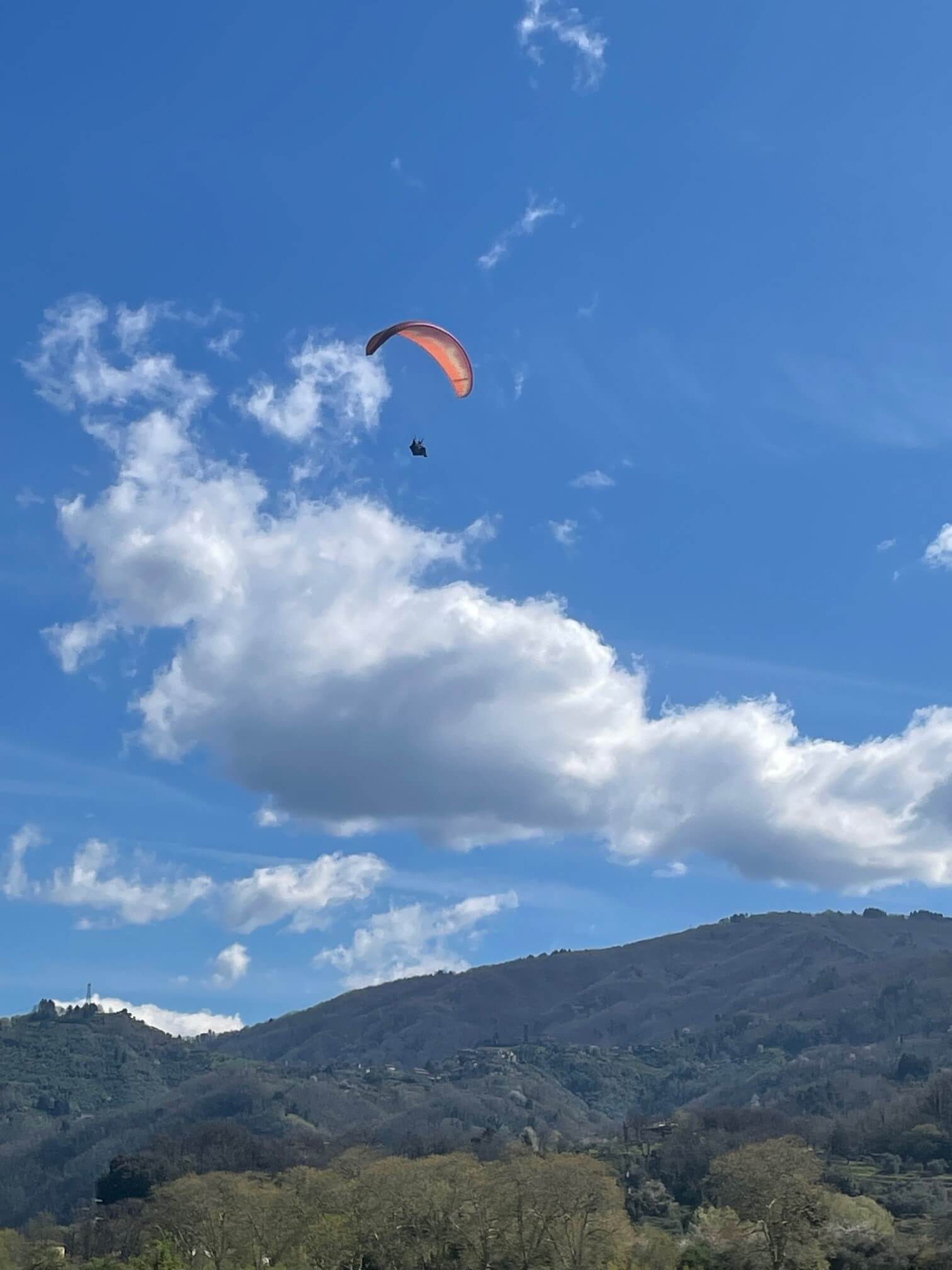 paragliding near lucca