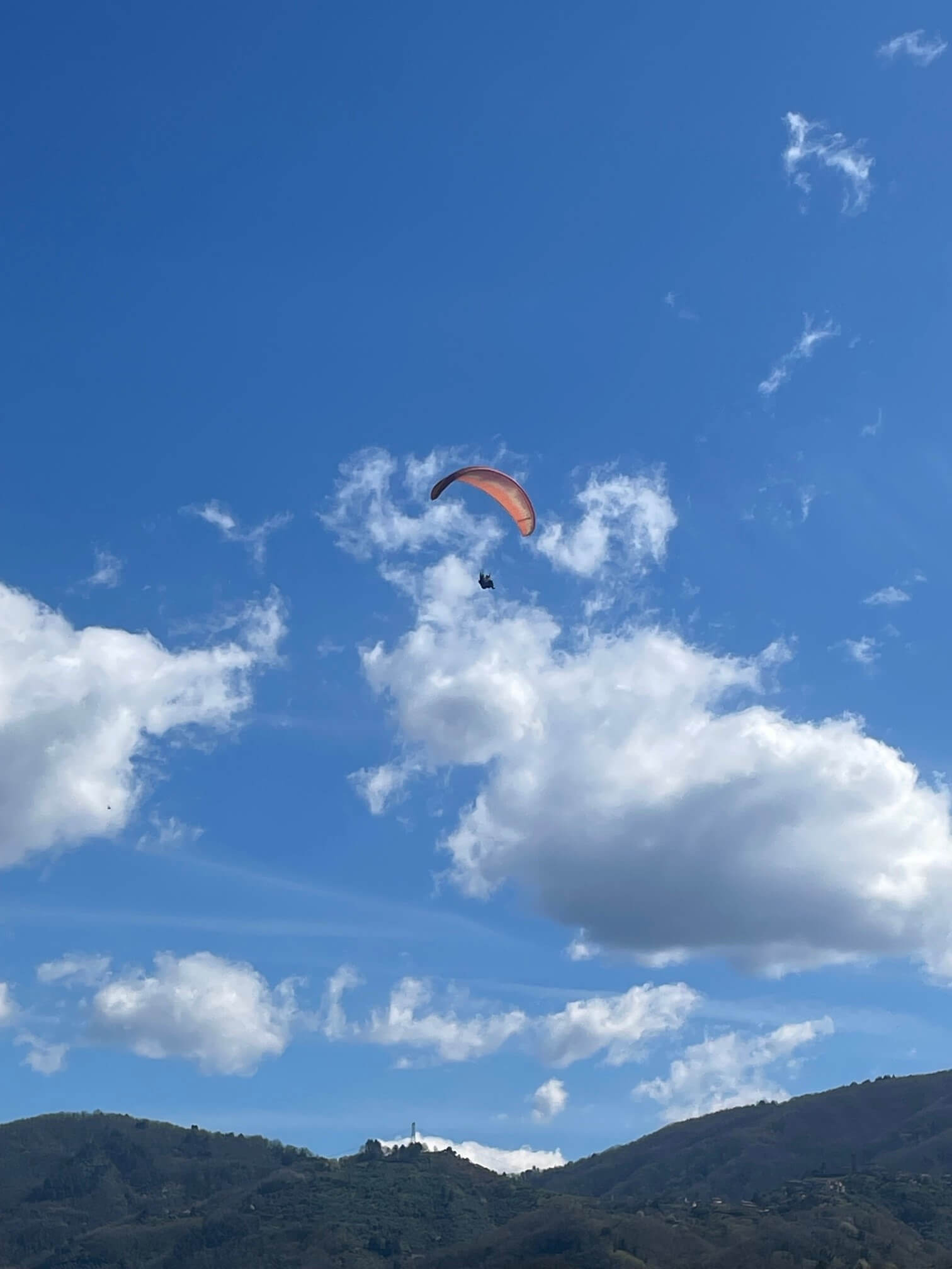 paragliding near lucca