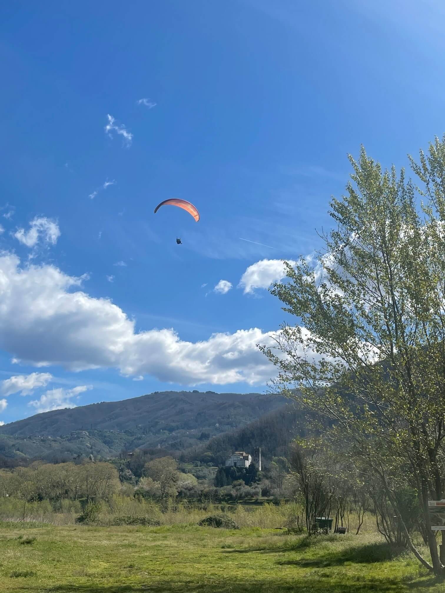 paragliding near lucca